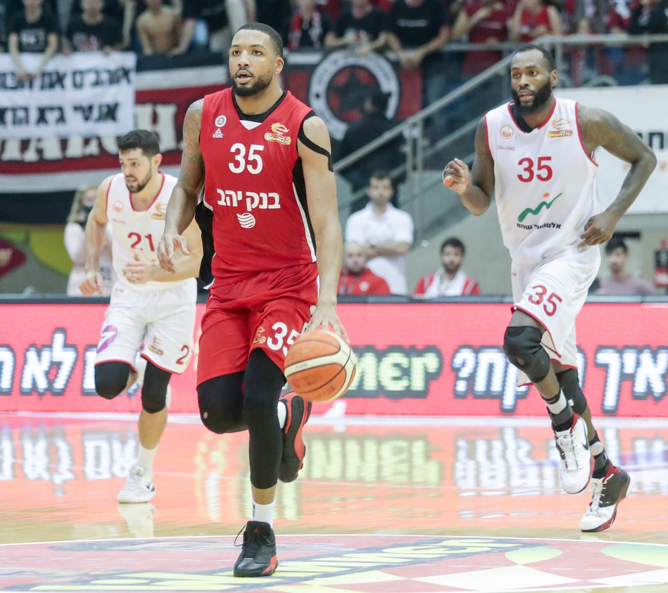 ג'אקים דונלדסון רודף אחרי טיישון תומאס. ירושלים למעלה, באר שבע למטה (צילום: דני מרון, באדיבות מנהלת הליגה)